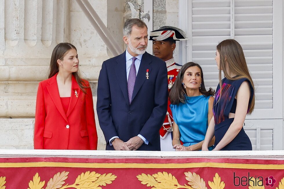 La Reina Letizia sentada junto a Felipe VI, Leonor y Sofía en el balcón del Palacio Real durante la celebración del décimo aniversario de reinado