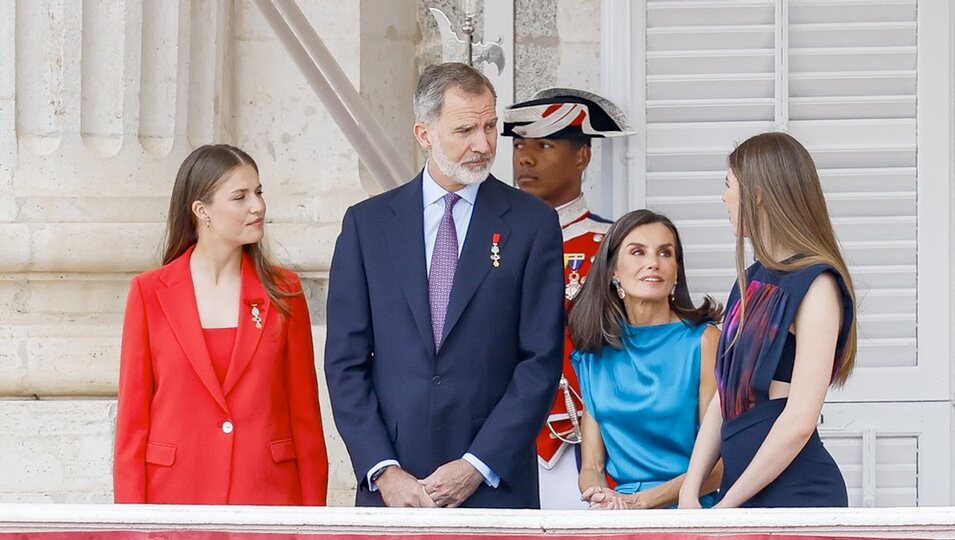 La Reina Letizia sentada junto a Felipe VI, Leonor y Sofía en el balcón del Palacio Real durante la celebración del décimo aniversario de reinado