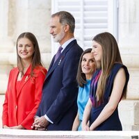 Los Reyes Felipe y Letizia con Leonor y Sofía en la celebración del décimo aniversario de reinado de Felipe VI en el balcón del Palacio Real