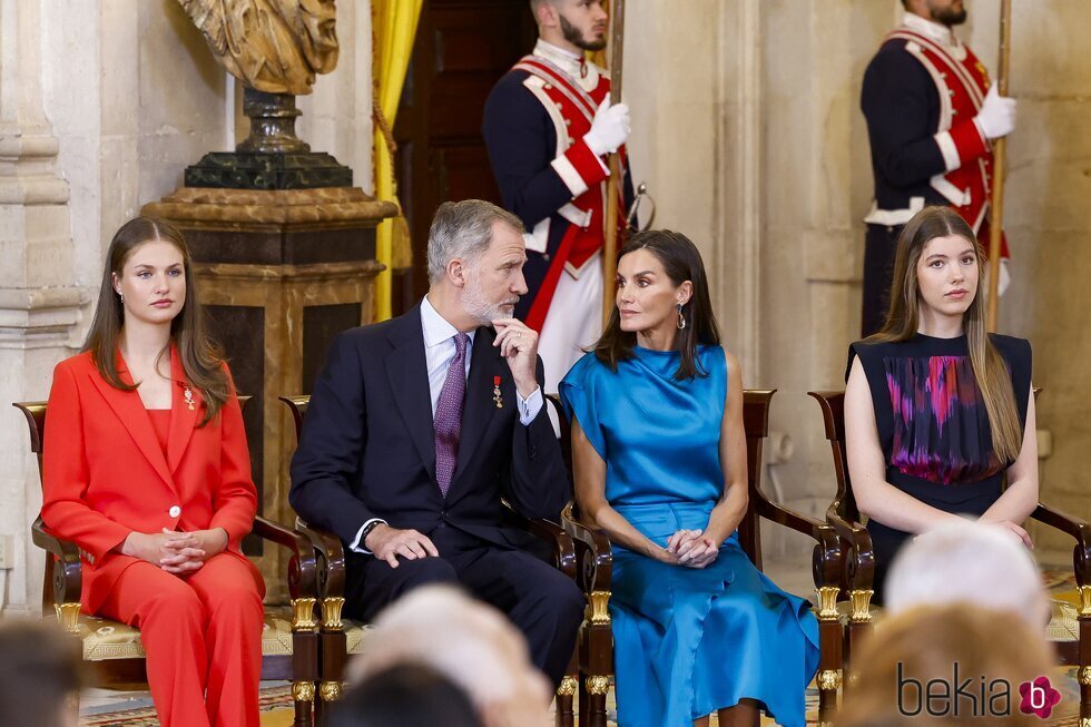 Los Reyes Felipe y Letizia, la Princesa Leonor y la Infanta Sofía en la condecoración del Mérito Civil en el décimo aniversario de reinado de Felipe VI