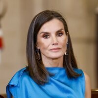 La Reina Letizia acto de condecoración del mérito civil durante la celebración del décimo aniversario del reinado de Felipe VI