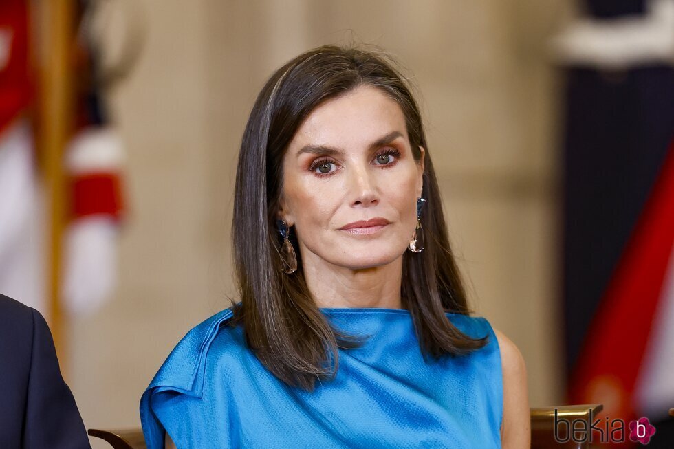 La Reina Letizia acto de condecoración del mérito civil durante la celebración del décimo aniversario del reinado de Felipe VI