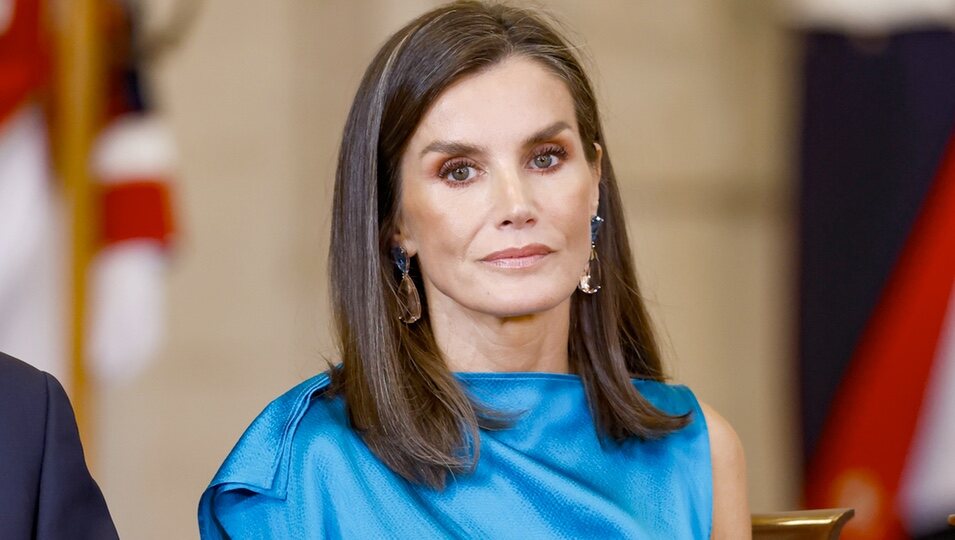 La Reina Letizia acto de condecoración del mérito civil durante la celebración del décimo aniversario del reinado de Felipe VI