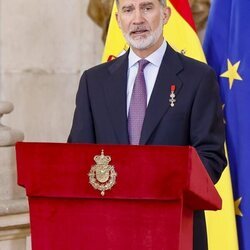 El Rey Felipe VI dando su discurso en el acto de condecoración del mérito civil durante la celebración del décimo aniversario del reinado de Felipe VI