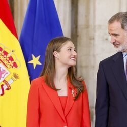 El Rey Felipe y la Princesa Leonor durante el acto de condecoración del mérito civil durante la celebración del décimo aniversario del reinado de Felipe VI