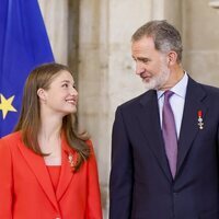 El Rey Felipe y la Princesa Leonor durante el acto de condecoración del mérito civil durante la celebración del décimo aniversario del reinado de Felipe VI