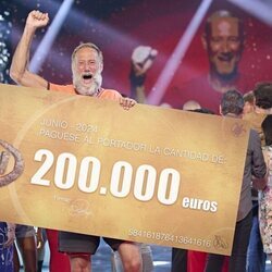 Pedro García Aguado con el cheque de ganador de 'Supervivientes 2024'