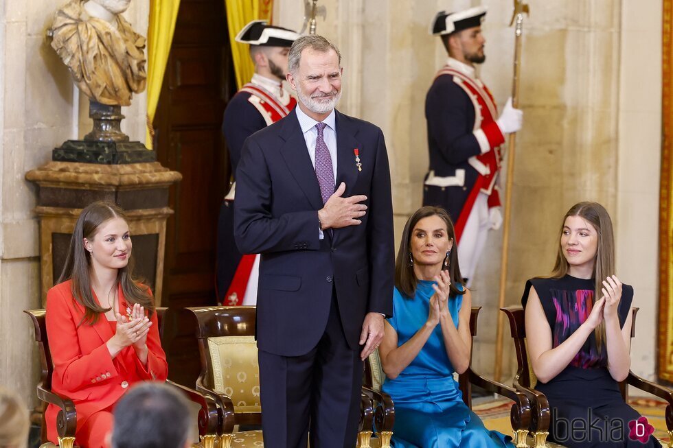 El Rey Felipe VI, aplaudido por la Reina Letizia, la Princesa Leonor y la Infanta Sofía tras su discurso en el décimo aniversario de reinado de Felipe VI