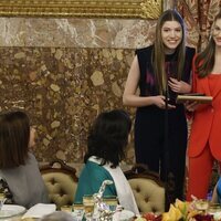 La Princesa Leonor y la Infanta Sofía durante su discurso en la celebración del décimo aniversario del reinado de Felipe VI