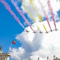 La Patrulla Águila del Ejército del Aire pintando la bandera de España en el décimo aniversario de reinado de Felipe VI