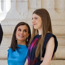 La Reina Letizia hablando con la Infanta Sofía en el décimo aniversario de reinado de Felipe VI