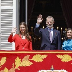 Los Reyes Felipe y Letizia, la Princesa Leonor y la Infanta Sofía en el balcón del Palacio Real en el décimo aniversario de reinado de Felipe VI