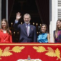 Los Reyes Felipe y Letizia, la Princesa Leonor y la Infanta Sofía en el balcón del Palacio Real en el décimo aniversario de reinado de Felipe VI