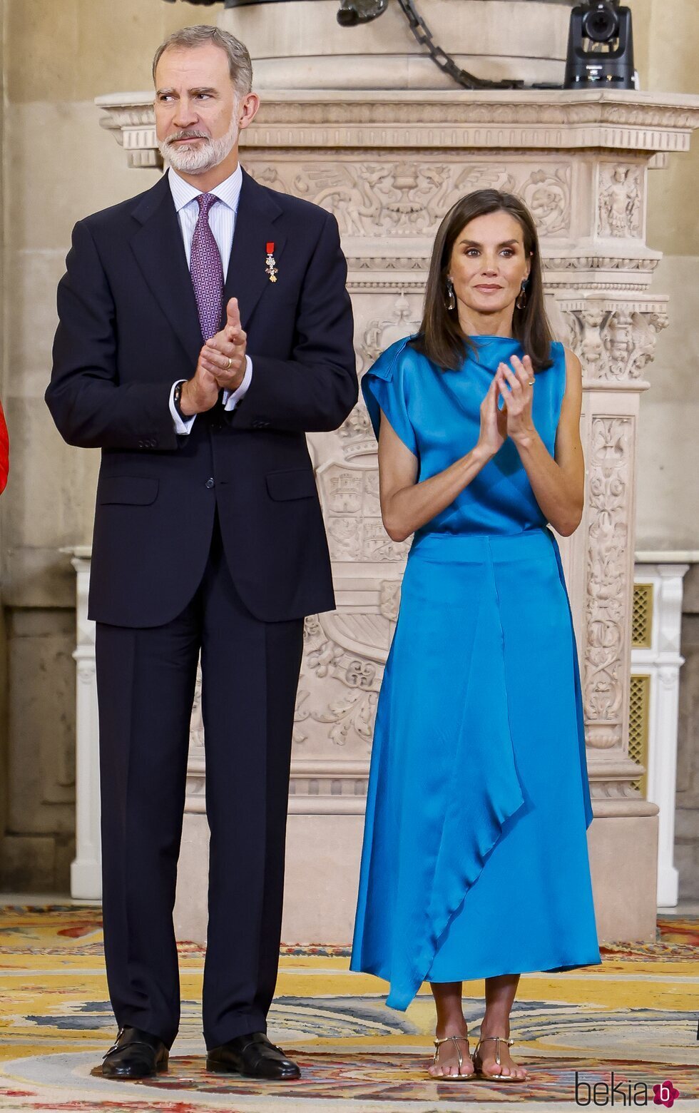 Los Reyes Felipe y Letizia aplaudiendo en el décimo aniversario de reinado de Felipe VI