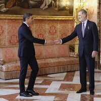 El Rey Felipe VI saluda a Pedro Sánchez en presencia de la Reina Letizia y Begoña Gómez en el décimo aniversario de reinado de Felipe VI