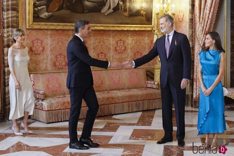 El Rey Felipe VI saluda a Pedro Sánchez en presencia de la Reina Letizia y Begoña Gómez en el décimo aniversario de reinado de Felipe VI