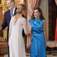 La Reina Letizia y Begoña Gómez se saludan en el décimo aniversario de reinado de Felipe VI