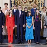 La Familia Real con los condecorados con la Orden del Mérito Civil en el décimo aniversario de reinado de Felipe VI