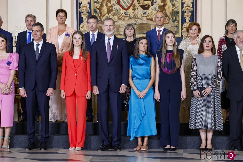 La Familia Real con los condecorados con la Orden del Mérito Civil en el décimo aniversario de reinado de Felipe VI