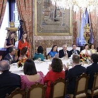 La Reina Letizia aplaude las palabras de la Princesa Leonor y la Infanta Sofía en el almuerzo del décimo aniversario de reinado de Felipe VI