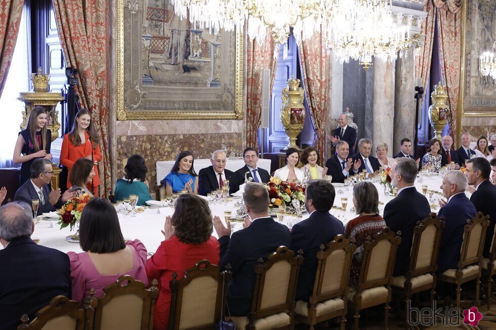 La Reina Letizia aplaude las palabras de la Princesa Leonor y la Infanta Sofía en el almuerzo del décimo aniversario de reinado de Felipe VI