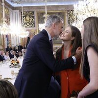 El Rey Felipe VI besa a la Princesa Leonor en presencia de la Infanta Sofía en el décimo aniversario de reinado de Felipe VI