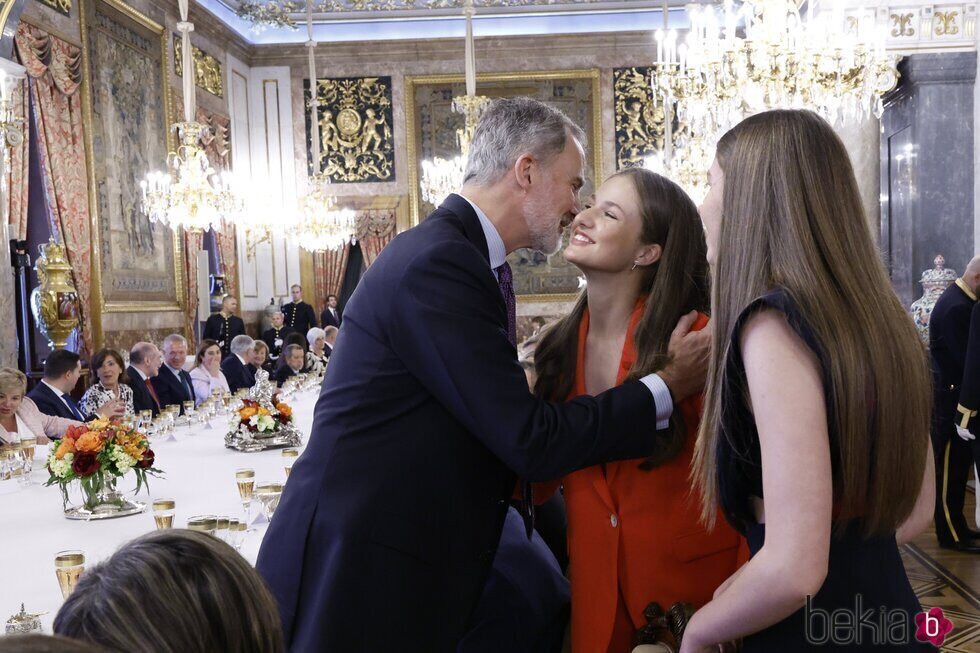 El Rey Felipe VI besa a la Princesa Leonor en presencia de la Infanta Sofía en el décimo aniversario de reinado de Felipe VI