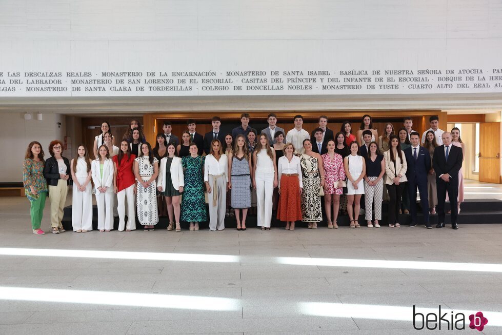 La Princesa Leonor y la Infanta Sofía en el posado oficial junto a un grupo de jóvenes en la Galería de las Colecciones Reales