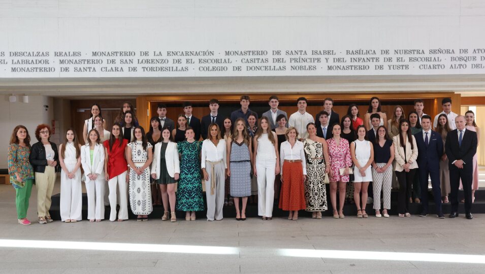 La Princesa Leonor y la Infanta Sofía en el posado oficial junto a un grupo de jóvenes en la Galería de las Colecciones Reales