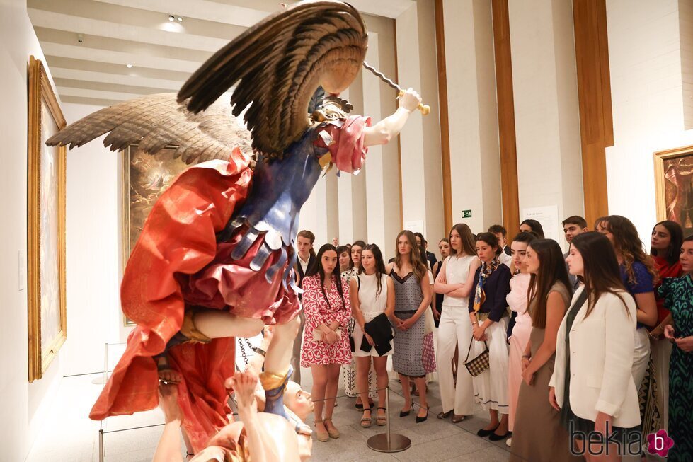 La Princesa Leonor y la Infanta Sofía observando una de las obras de la Galería de las Colecciones Reales