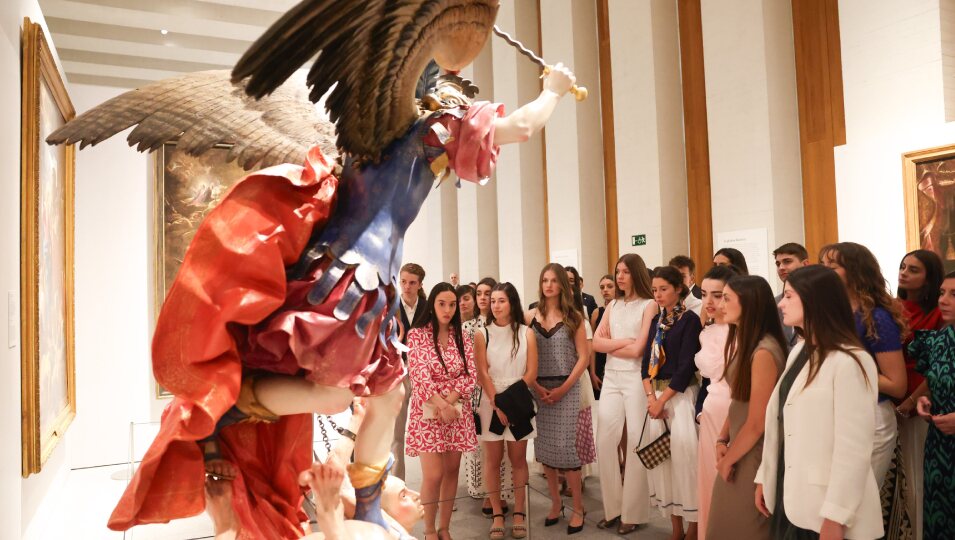 La Princesa Leonor y la Infanta Sofía observando una de las obras de la Galería de las Colecciones Reales