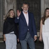 Los Reyes Felipe y Letizia, Leonor y Sofía salen del Palacio Real para ver un videomapping con motivo del décimo aniversario de reinado de Felipe VI