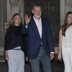 Los Reyes Felipe y Letizia, Leonor y Sofía salen del Palacio Real para ver un videomapping con motivo del décimo aniversario de reinado de Felipe VI