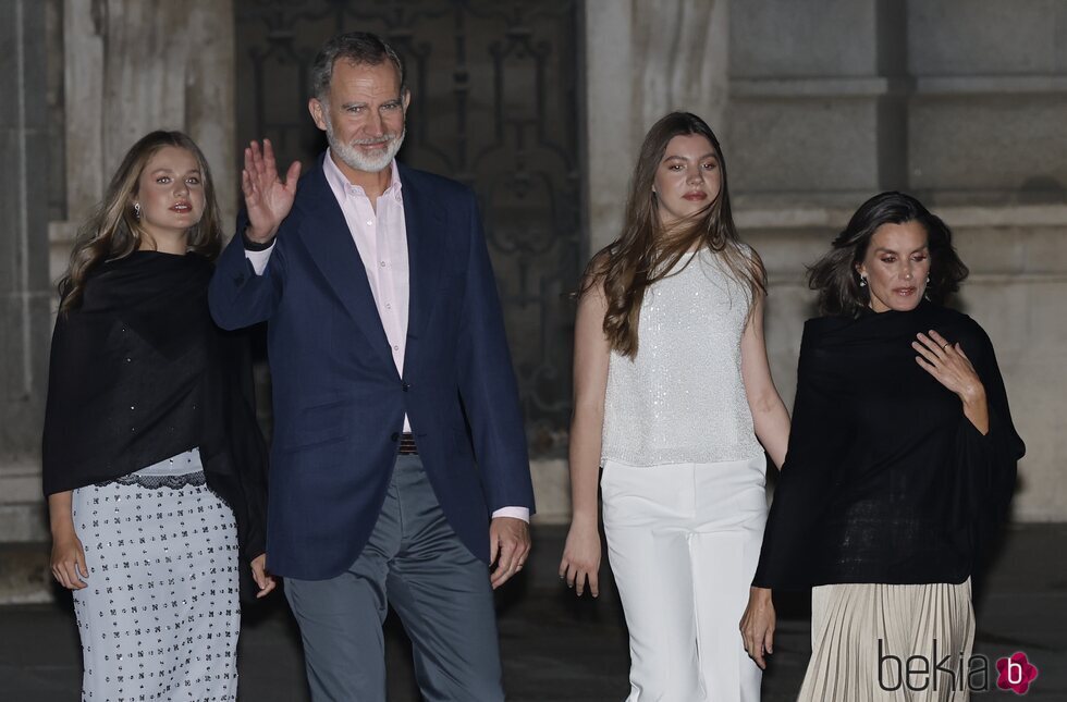 Los Reyes Felipe y Letizia, Leonor y Sofía salen del Palacio Real para ver un videomapping con motivo del décimo aniversario de reinado de Felipe VI