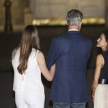 Los Reyes, Leonor y Sofía, de espaldas viendo el videomapping con motivo del décimo aniversario del reinado de Felipe VI