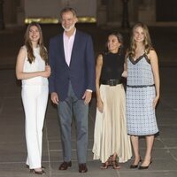 Los Reyes Felipe y Letizia, Leonor y Sofía a las puertas el Palacio Real con motivo del décimo aniversario de reinado de Felipe VI.