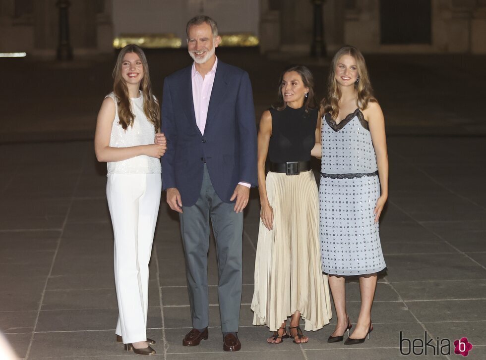 Los Reyes Felipe y Letizia, Leonor y Sofía a las puertas el Palacio Real con motivo del décimo aniversario de reinado de Felipe VI.