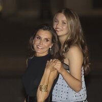 La Reina Letizia y la Princesa Leonor en el Palacio Real viendo un videomapping por el décimo aniversario del reinado de Felipe VI