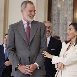 Los Reyes Felipe y Letizia muy cómplices en la inauguración de la exposición 'Los Reyes Felipe y Letizia'