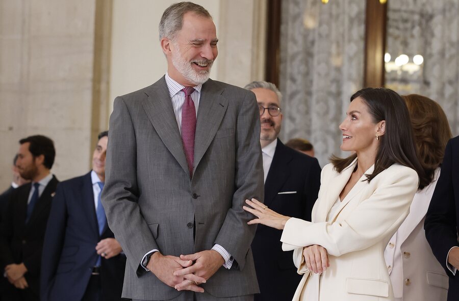 Los Reyes Felipe y Letizia muy cómplices en la inauguración de la exposición 'Los Reyes Felipe y Letizia'