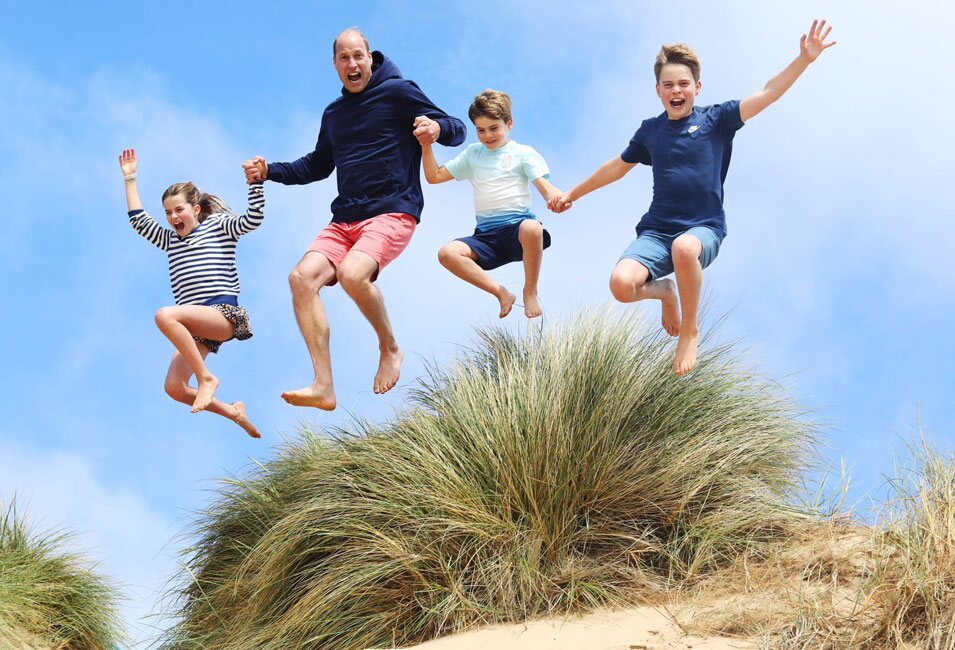 El príncipe William y sus hijos George, Charlotte y Louis saltando en la playa