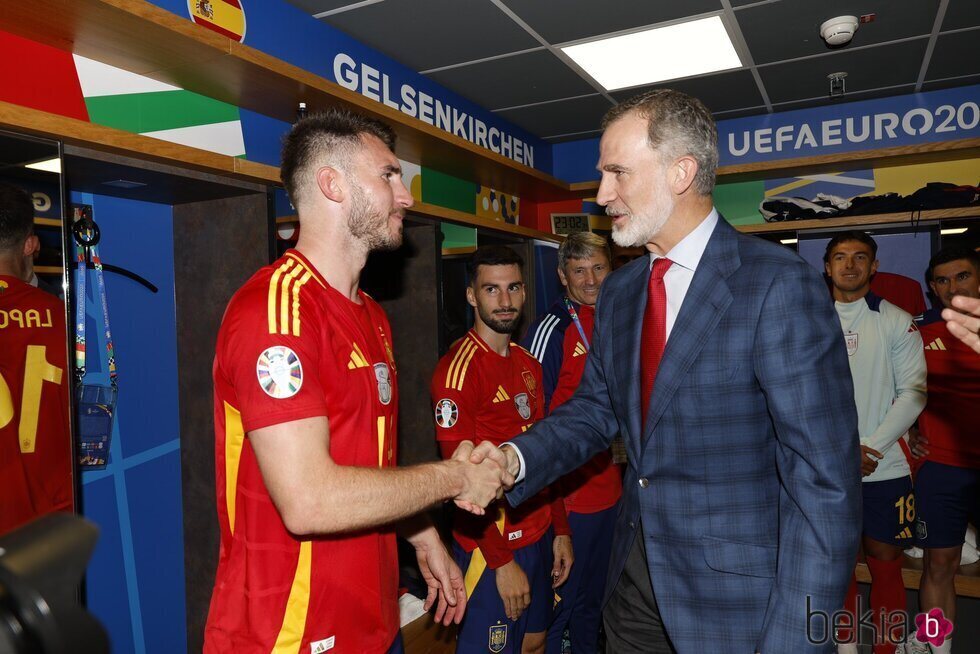 El Rey Felipe VI saludando a los jugadores de la selección española tras el partido contra Italia en la Eurocopa 2024