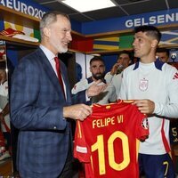 El Rey Felipe VI recibe una camiseta de manos de Morata tras el partido España-Italia en la Eurocopa 2024