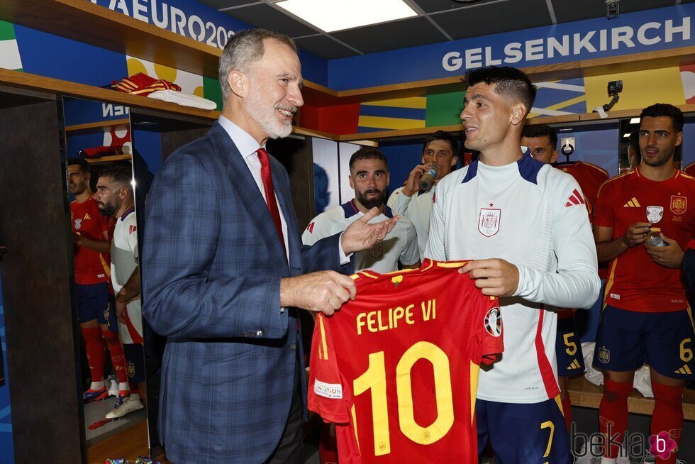 El Rey Felipe VI recibe una camiseta de manos de Morata tras el partido España-Italia en la Eurocopa 2024