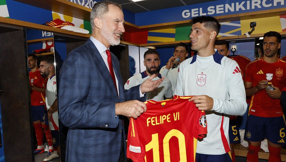 El Rey Felipe VI recibe una camiseta de manos de Morata tras el partido España-Italia en la Eurocopa 2024