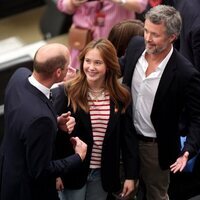 El Príncipe Guillermo hablando con Federico de Dinamarca y Josephine de Dinamarca en la Eurocopa 2024