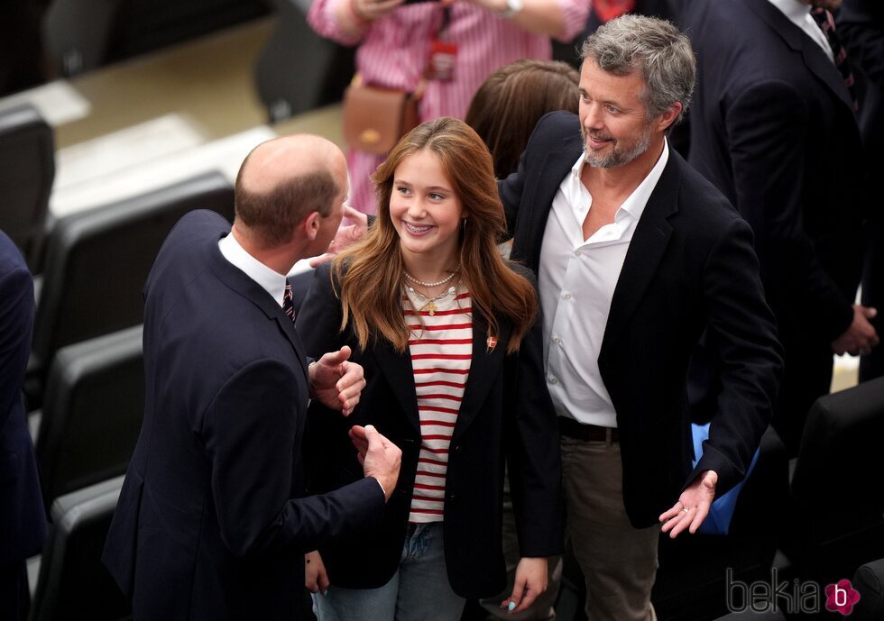 El Príncipe Guillermo hablando con Federico de Dinamarca y Josephine de Dinamarca en la Eurocopa 2024