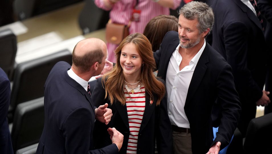 El Príncipe Guillermo hablando con Federico de Dinamarca y Josephine de Dinamarca en la Eurocopa 2024