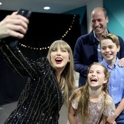 Taylor Swift hace una foto selfie con el Príncipe Guillermo y sus hijos George y Charlotte