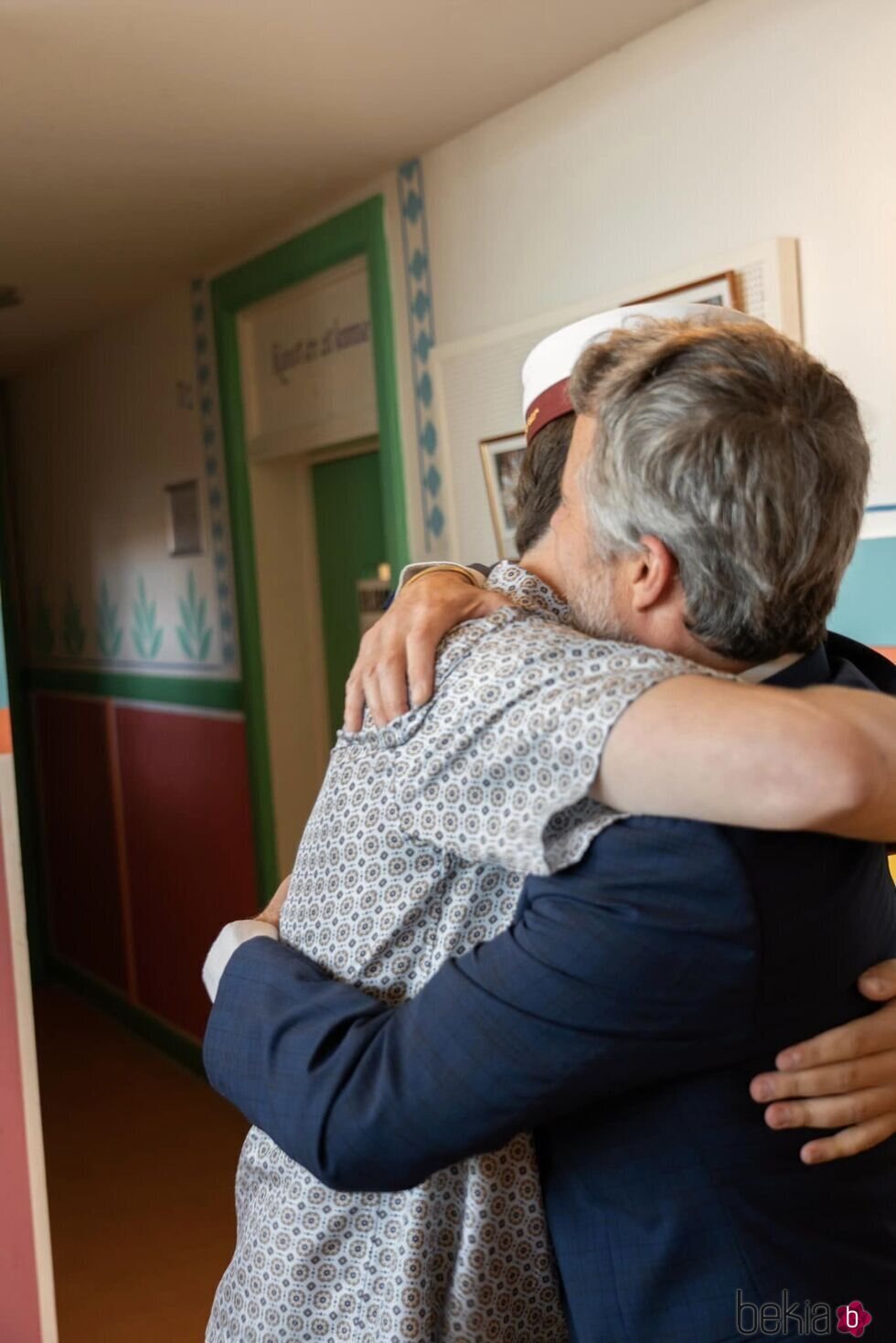 Federico de Dinamarca y su hijo Christian de Dinamarca se abrazan en la graduación de Christian de Dinamarca